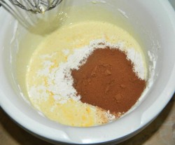 Бисквитный торт со сметанным кремом - шаг 2