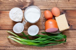 Быстрый пирог с сыром и колбасой в духовке - шаг 1 Быстрый пирог с сыром и колбасой в духовке - шаг 1