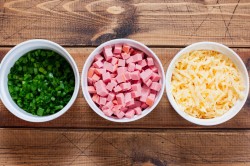 Быстрый пирог с сыром и колбасой в духовке - шаг 3 Быстрый пирог с сыром и колбасой в духовке - шаг 3