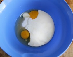 Блины на сметане - шаг 1