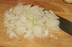 Борщ со свекольной ботвой и чесночными булочками - шаг 2 Борщ со свекольной ботвой и чесночными булочками - шаг 2