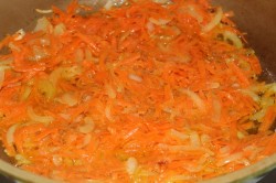 Борщ со свекольной ботвой и чесночными булочками - шаг 6 Борщ со свекольной ботвой и чесночными булочками - шаг 6