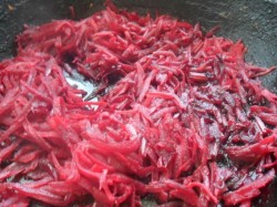 Борщ со свекольной ботвой в мультиварке - шаг 7