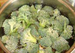 Брокколи жареное на яйцах в кляре - шаг 2