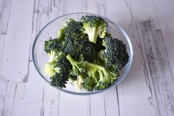 Брокколи запеченная в духовке с сыром - шаг 2 Брокколи запеченная в духовке с сыром - шаг 2