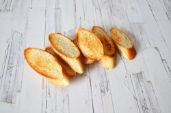 Брускетта с помидорами и авокадо - шаг 3 Брускетта с помидорами и авокадо - шаг 3