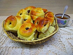 Булочки с курагой из дрожжевого теста - шаг 10 Булочки с курагой из дрожжевого теста - шаг 10