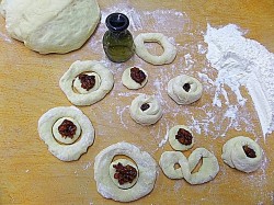 Булочки с курагой из дрожжевого теста - шаг 7 Булочки с курагой из дрожжевого теста - шаг 7