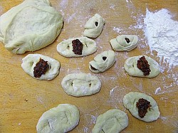 Булочки с курагой из дрожжевого теста - шаг 8 Булочки с курагой из дрожжевого теста - шаг 8