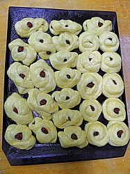 Булочки с курагой из дрожжевого теста - шаг 9 Булочки с курагой из дрожжевого теста - шаг 9