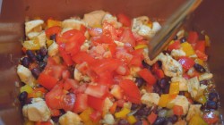 Буррито с куриным филе, фасолью и помидорами - шаг 6