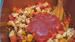 Буррито с куриным филе, фасолью и помидорами - шаг 7