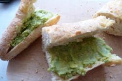 Бутерброд на багете с авокадо и красной рыбой праздничный - шаг 7