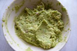 Бутерброд на багете с авокадо и красной рыбой праздничный - шаг 5