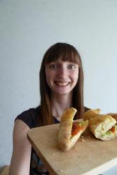 Бутерброд на багете с авокадо и красной рыбой праздничный - шаг 9