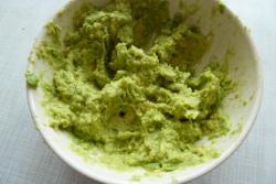 Бутерброд на багете с авокадо и красной рыбой праздничный - шаг 2