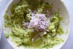 Бутерброд на багете с авокадо и красной рыбой праздничный - шаг 4