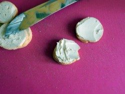 Простые бутерброды с красной рыбой на завтрак - шаг 3 Простые бутерброды с красной рыбой на завтрак - шаг 3