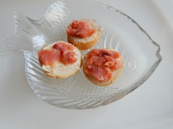 Простые бутерброды с красной рыбой на завтрак - шаг 4 Простые бутерброды с красной рыбой на завтрак - шаг 4