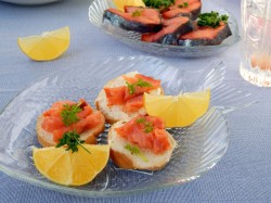 Простые бутерброды с красной рыбой на завтрак - шаг 5 Простые бутерброды с красной рыбой на завтрак - шаг 5