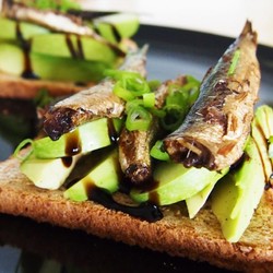 Бутерброды со шпротами и авокадо