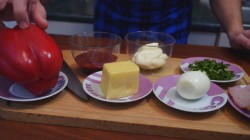 Быстрая мини-пицца из лаваша на сковороде - шаг 1