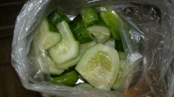 Быстрые малосольные огурцы в пакете с солью - шаг 1