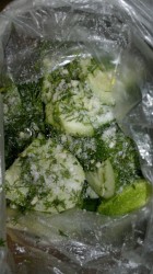 Быстрые малосольные огурцы в пакете с солью - шаг 2