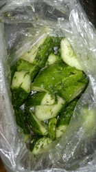 Быстрые малосольные огурцы в пакете с солью - шаг 3