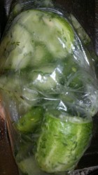 Быстрые малосольные огурцы в пакете с солью - шаг 4
