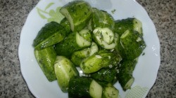 Быстрые малосольные огурцы в пакете с солью - шаг 5