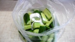 Быстрые маринованные огурцы в пакете - шаг 3 Быстрые маринованные огурцы в пакете - шаг 3