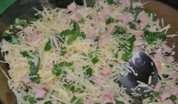 Быстрые пирожки из лаваша с сыром и ветчиной - шаг 1