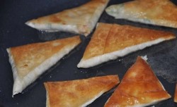 Быстрые пирожки из лаваша с сыром и ветчиной - шаг 4