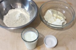 Быстрые хачапури на сковороде на кефире - шаг 1 Быстрые хачапури на сковороде на кефире - шаг 1
