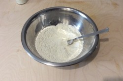 Быстрые хачапури на сковороде на кефире - шаг 2 Быстрые хачапури на сковороде на кефире - шаг 2
