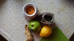 Чай с имбирем, лимоном и яблоками - шаг 1 Чай с имбирем, лимоном и яблоками - шаг 1