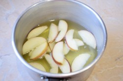 Чай с яблоками и корицей - шаг 4 Чай с яблоками и корицей - шаг 4