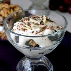 Десерт чернослив с грецким орехом в сметане