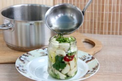 Маринованный чеснок зубчиками на зиму классический - шаг 7 Маринованный чеснок зубчиками на зиму классический - шаг 7