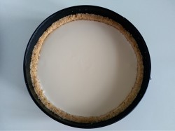 Чизкейк с творожным сыром с выпечкой - шаг 6 Чизкейк с творожным сыром с выпечкой - шаг 6