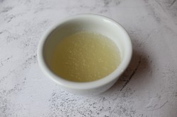 Десерт Птичье молоко из сметаны с желатином - шаг 2