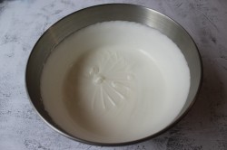 Десерт Птичье молоко из сметаны с желатином - шаг 3