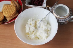 Творожный десерт без выпечки и без желатина с печеньем - шаг 2