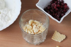 Творожный десерт без выпечки и без желатина с печеньем - шаг 3