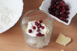 Творожный десерт без выпечки и без желатина с печеньем - шаг 4