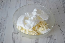 Диетические сырники в духовке без муки и сахара - шаг 5 Диетические сырники в духовке без муки и сахара - шаг 5