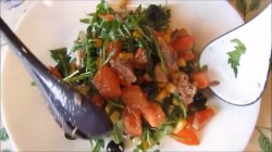 Диетический салат с тунцом и овощами - шаг 4