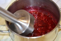 Домашнее мороженое с малиновым соусом - шаг 12