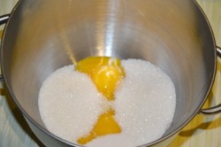 Домашнее мороженое с малиновым соусом - шаг 2